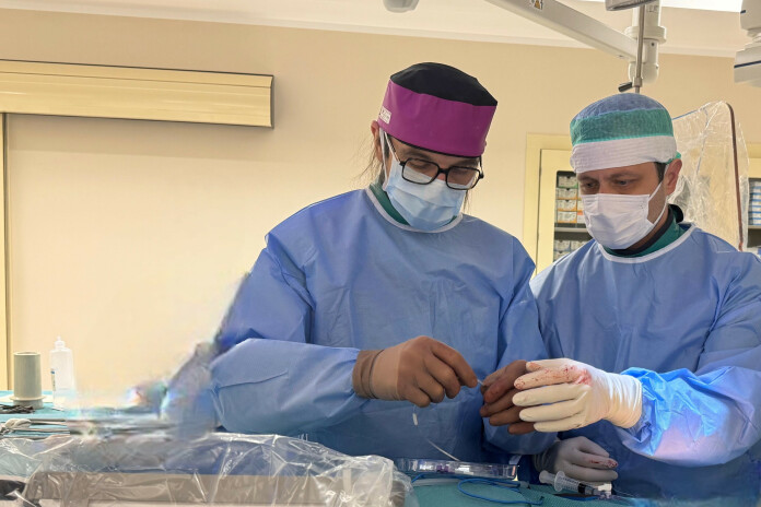 Dzīvību glābjošā ierīce pacientam ievietota, pirmo reizi Latvijā izmantojot jaunu pieeju