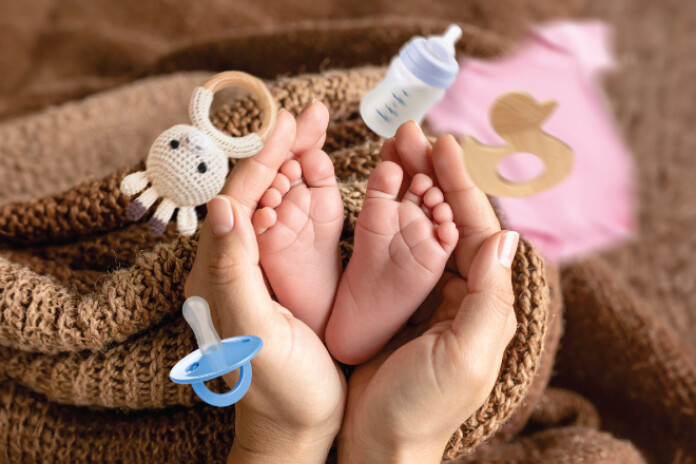 Bērnu nedrīkst atstāt bez uzraudzības ne mirkli, ja viņš atrodas uz paaugstinātām virsmām, jo mazulis ir kustīgs un pastāv kritiena risks. Karsti dzērieni un ēdieni jāglabā bērnam nepieejamā vietā.