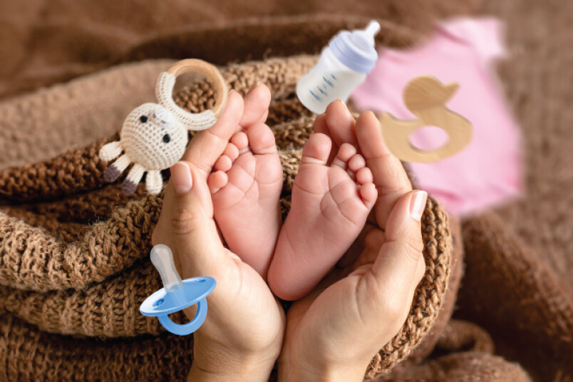 Bērnu nedrīkst atstāt bez uzraudzības ne mirkli, ja viņš atrodas uz paaugstinātām virsmām, jo mazulis ir kustīgs un pastāv kritiena risks. Karsti dzērieni un ēdieni jāglabā bērnam nepieejamā vietā.