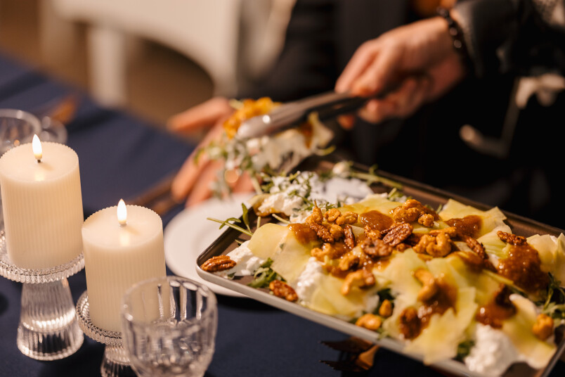 Salāti ar meloni un Stracciatella sieru. Foto: Kristaps Liepa.