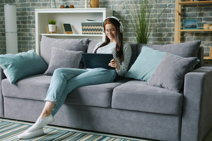 Daudziem cilvēkiem vienkāršākais veids, kā atpūsties vakarā, ir digitālā izklaide
