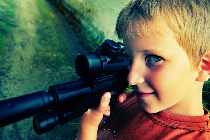 Vai ļaut bērniem spēlēties ar rotaļu ieročiem