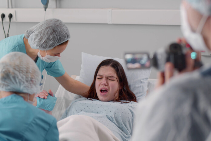 Vai Latvijas slimnīcās ir populāri filmēt dzemdību norisi?