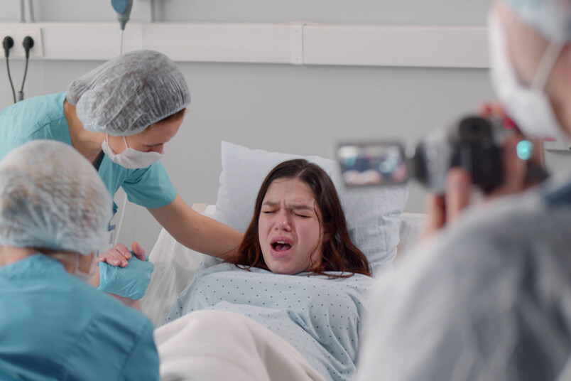 Vai Latvijas slimnīcās ir populāri filmēt dzemdību norisi?