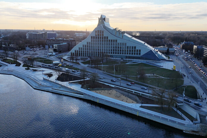Jaunā centrālā promenādes vieta – skatu laukums Daugavā, kas simbolizē Gaismas pils atspulgu ūdenī.