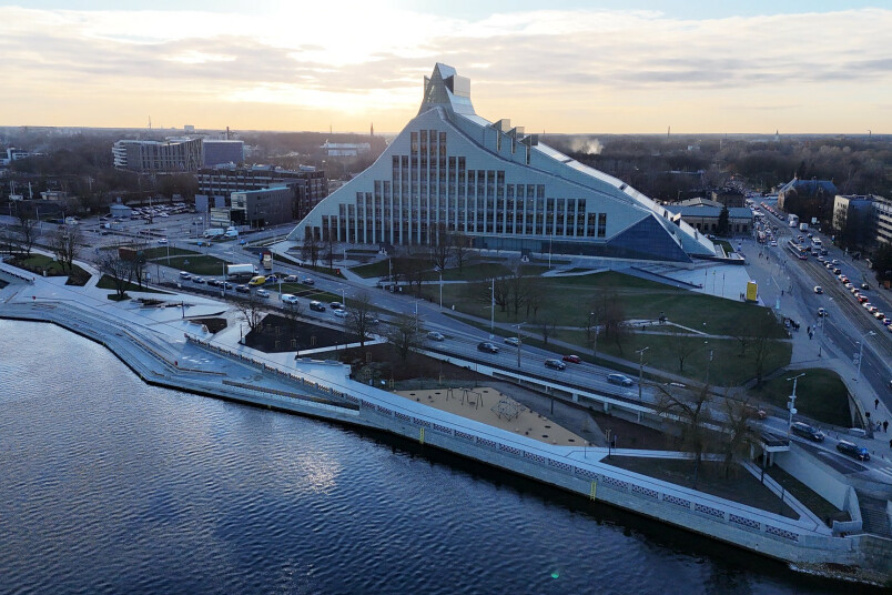 Jaunā centrālā promenādes vieta – skatu laukums Daugavā, kas simbolizē Gaismas pils atspulgu ūdenī.
