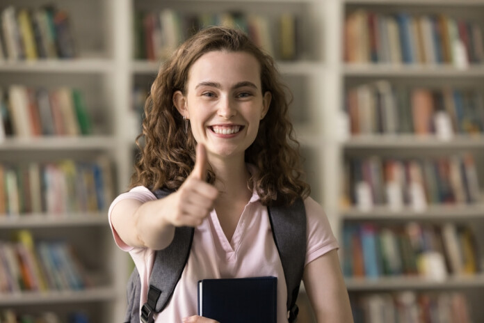 Valmierā teicamniekiem izmaksā nauda balvas