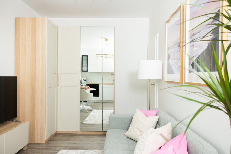 Studio tipa dzīvoklis, kurā viena dzīvojamā telpa pilda četras dažādas funkcijas.