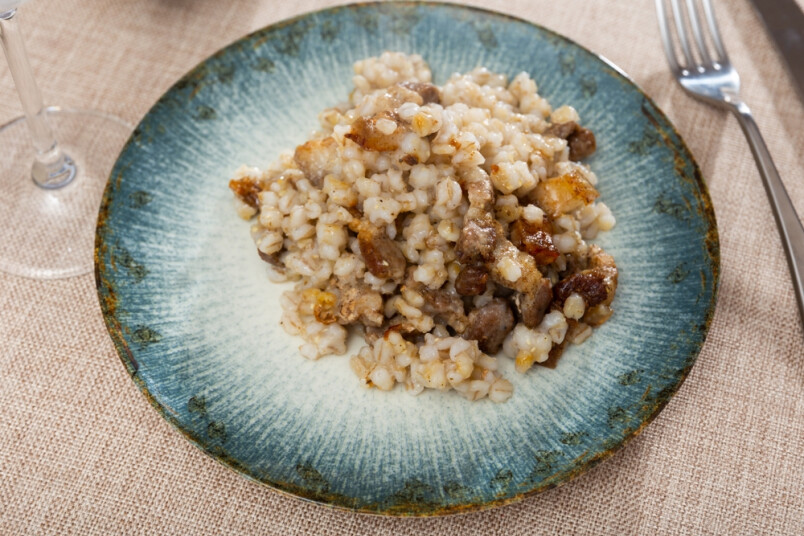 Grūbu biezputra ar kūpinātu gaļu