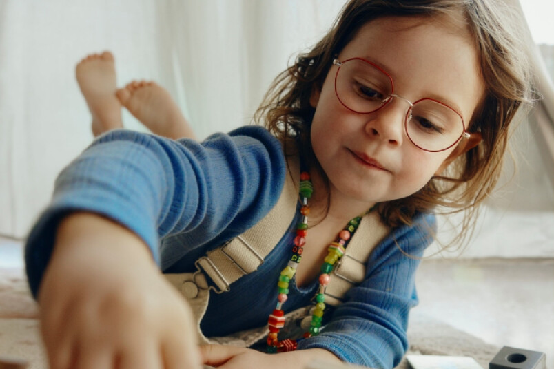 Bērnu acis anatomiski atšķiras no pieaugušo acīm – tās filtrē mazāk ultravioletā (UV) starojuma.