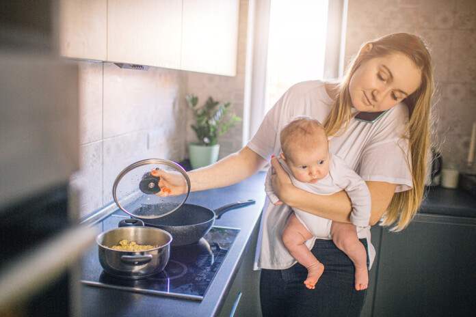 Lems, kā atbalstīt nepilngadīgas un gados jaunas māmiņas