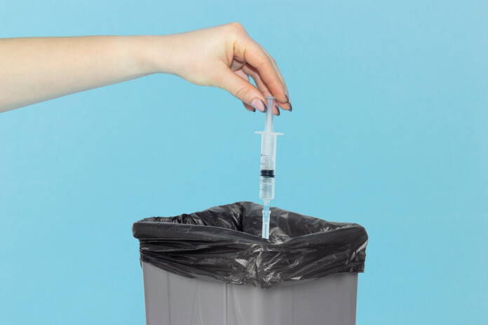 Kāpēc sadzīves atkritumos nonāk šļirces?