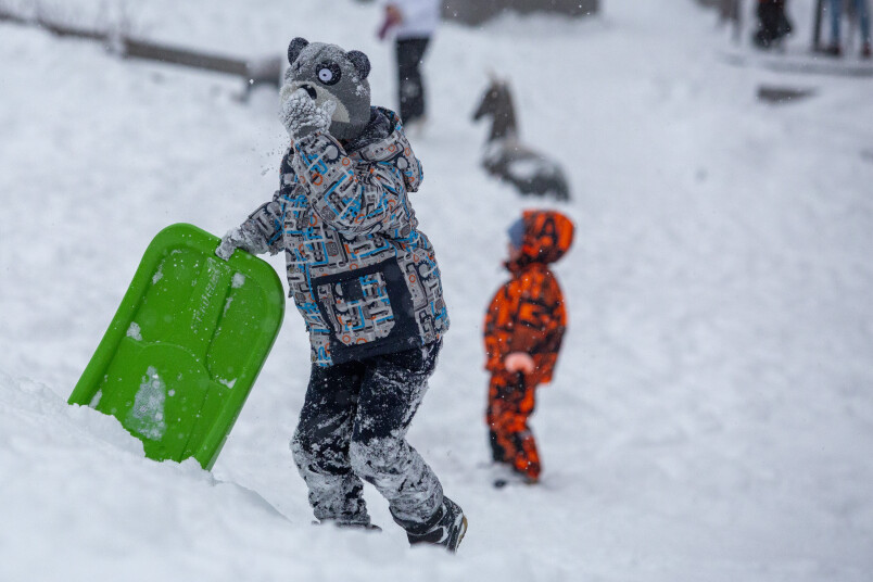 Bērni bauda ziemas priekus. Foto: Edijs Pālens, LETA.
