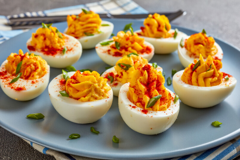 Deviled eggs jeb olas ar pikantu pildījumu