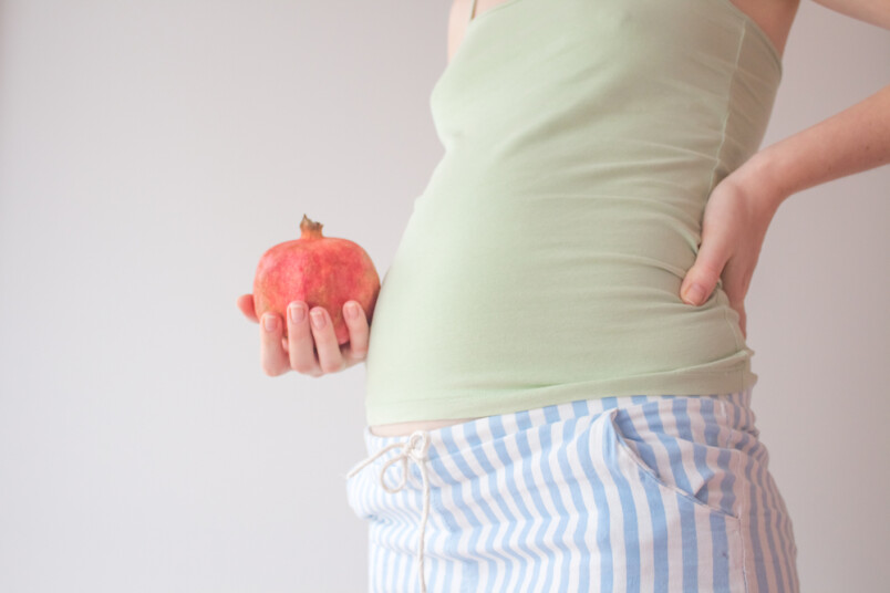 Pēc pozitīva grūtniecības testa rezultāta pieraksties pie vecmātes, ginekologa vai ģimenes ārsta laikā no 8. līdz 12. grūtniecības nedēļai.