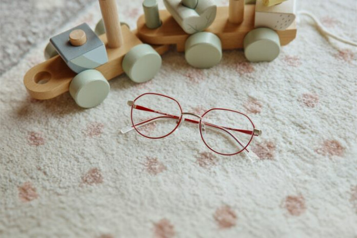 Mūsdienās redzes aprūpe piedāvā arī mērķtiecīgākus risinājumus – viens no tiem ir Stellest™ briļļu lēcas, ko izstrādājis uzņēmums EssilorLuxottica.