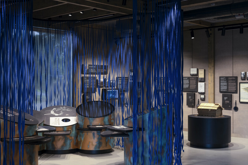 Rekonstrukcijas gaitā tika izgatavotas ēku oriģinālu kopijas pēc izrakumos atrastajām būvdetaļām, apdares darbos izmantojot seno darbarīku replikas.