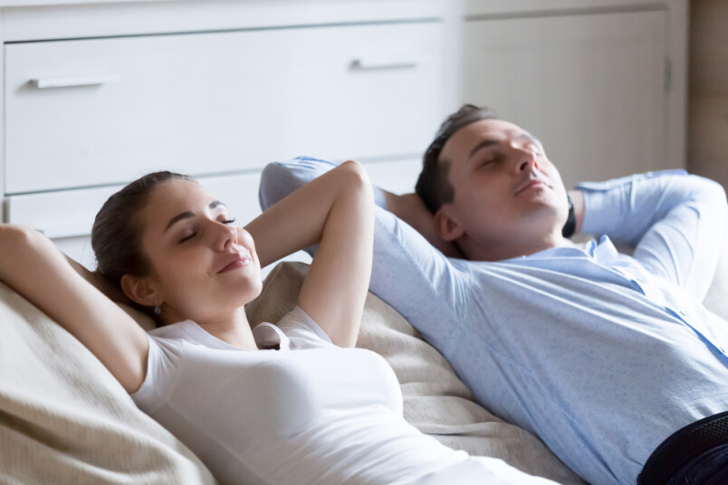 Aizmigšana dīvānā nenozīmē neizdevušos vakaru. Drīzāk otrādi.