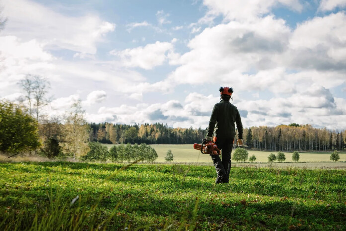 Ja tavs vienīgais uzdevums ir sazāģēt malkas kravu, kas izgāzta mājas pagalmā, elektriskais zāģis ir racionālākā izvēle