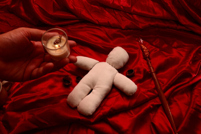 Vidzemniece krāpniekiem samaksā 27 500 par lāsta noņemšanu