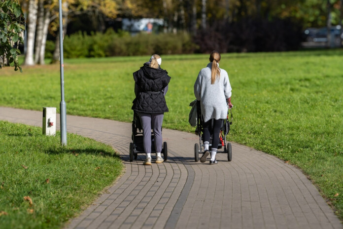Jaunās māmiņas Siguldas parkā.