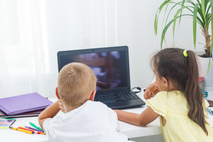 Gandrīz 300 pirmo divu klašu skolnieki šobrīd mācās tālmācībā vai mājmācībā