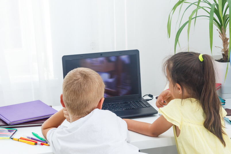 Gandrīz 300 pirmo divu klašu skolnieki šobrīd mācās tālmācībā vai mājmācībā