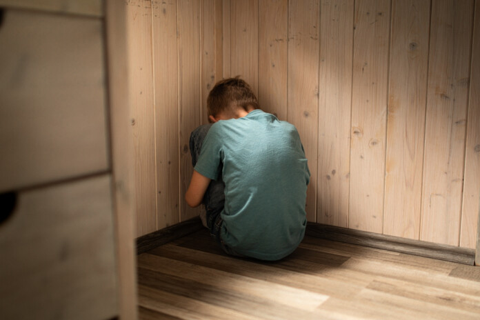 Rosina apsūdzēt Liepājā no vardarbības cietušā zēna māti un pamāti