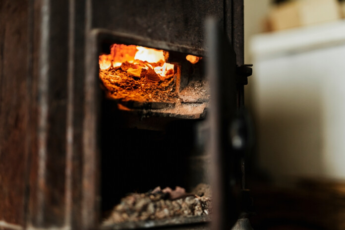 Cilvēki mēdz kurināt krāsnis ar visu, kas gadās pa rokai. Sekas ir baisas