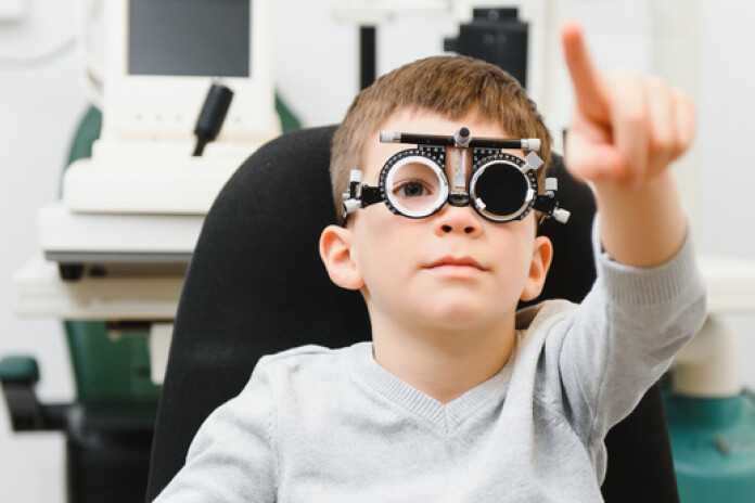 Viens no biežākajiem iemesliem, kāpēc brilles netiek lietotas, ir tas, ka bērns tās nav izvēlējies pats.