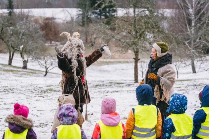 Turaidas muzejrezervāts aicina jaunāko klašu skolēnus un pirmsskolas audzēkņus piedalīties gadskārtu svētku izglītojošajā programmā “Meteņi Turaidā”.