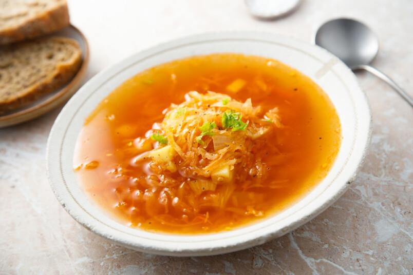 Kā pagatavot skābu kāpostu zupu bez gaļas?