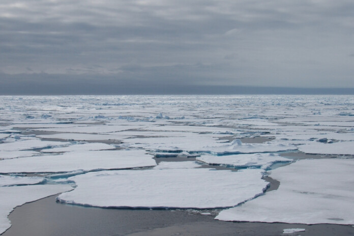 Liepājā izglābj ledū ielūzušu pusaudzi