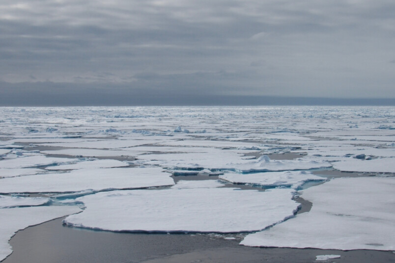 Liepājā izglābj ledū ielūzušu pusaudzi