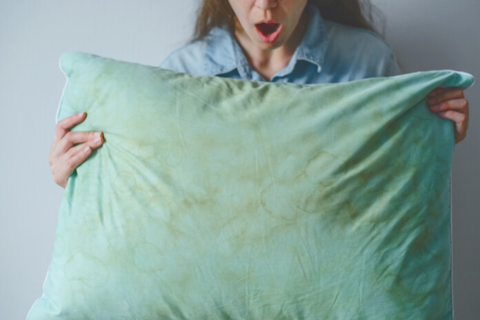 Pat ja spilveni tiek lietoti ar pārvalkiem, mitrums, sviedri un ādas mikrodaļiņas ar laiku nonāk pildījumā