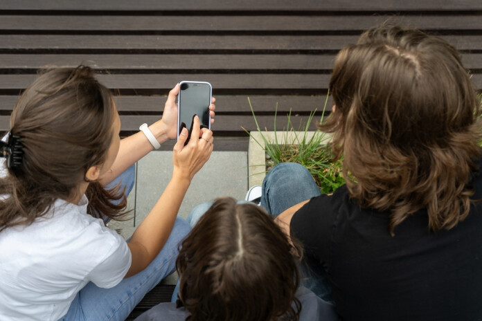 Digitālās prasmes ir vienas no retajām, kurās bērni nereti apsteidz savus vecākus.