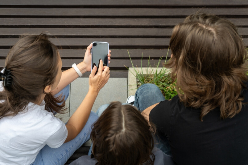 Digitālās prasmes ir vienas no retajām, kurās bērni nereti apsteidz savus vecākus.