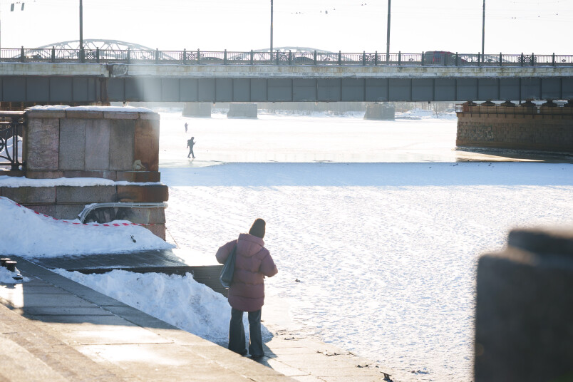 Juris Rozenbergs.  Cilvēki pastaigājas uz ledus