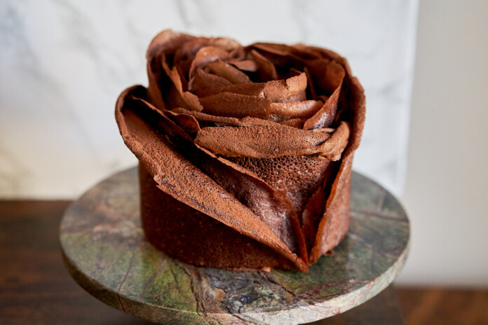 Kā pagatavot rozes formas kūku no pankūkām