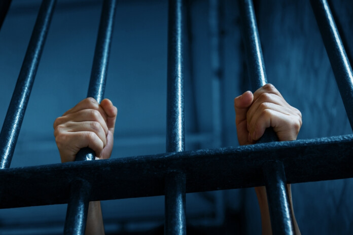 Aizturēts 2003. gadā dzimis vīrietis, kuram tiesa piemērojusi apcietinājumu.