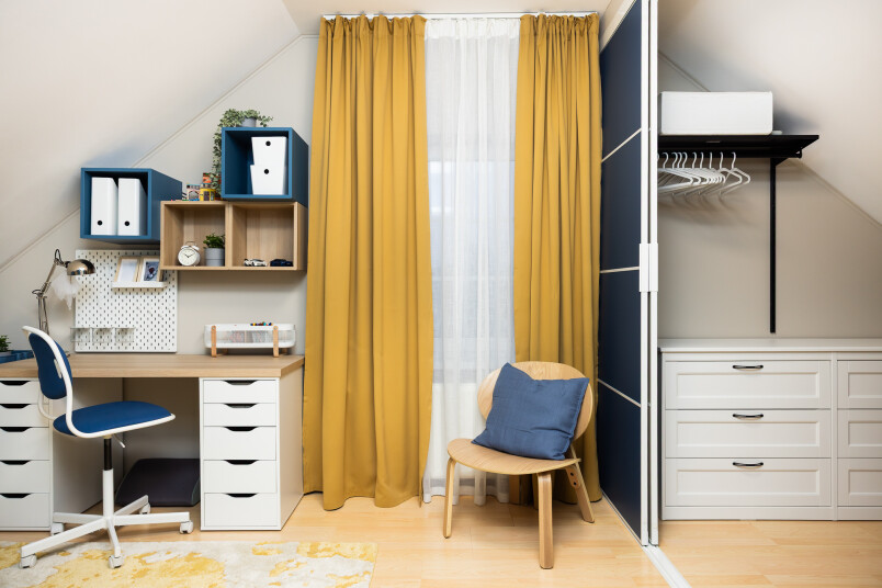 Ieteicams izvēlēties pielāgojamas mēbeles, kas aug kopā ar bērnu un nodrošina komfortu un elastību ilgtermiņā.