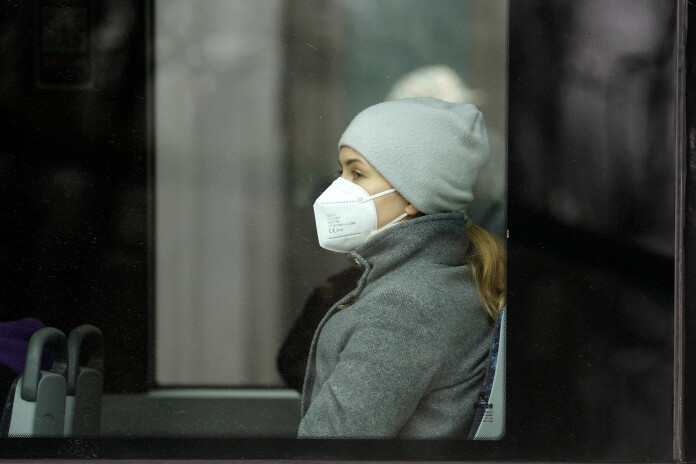 Zane Bitere. 
Sieviete ar sejas masku sabiedriskajā transportā.