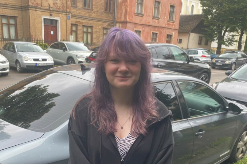 Pazīmes: augums 165 cm, vidējas miesas būves, gariem rozā krāsas matiem. Bija ģērbusies tumšā virsjakā ar kapuci, tumši zilās biksēs.