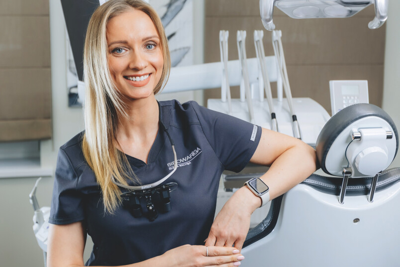 SIROWA zobārstniecības klīnikā ārstēšana balstās uz specializētu komandas darbu, nevis viena ārsta mēģinājumu aptvert visu.