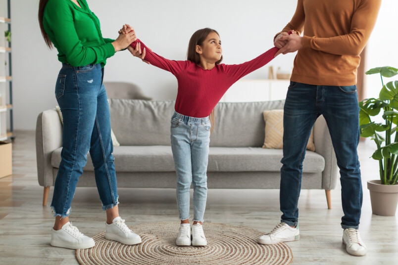 Bērni dzīvo vienādu laiku pie tēva un mammas (trīs nedēļas pie katra), līdz ar to uzturlīdzekļus viens otram nemaksā. Tā drīkst?