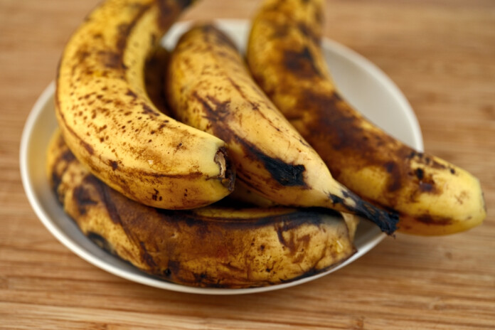 No augļu trauka uz tevi skumīgi lūkojas apbrūnējis banāns? Nav iemesla to mest ārā. Uzzini, kā to pārvērst gardā našķī!