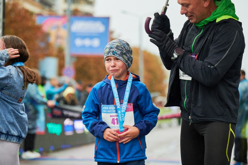 Bērns jūtas vainīgs par nepietiekami labām atzīmēm, par zaudētām sacensībām, par to, ka nav izcīnīta pirmā vieta vai nav pieticis spēka vēl vienam treniņam.