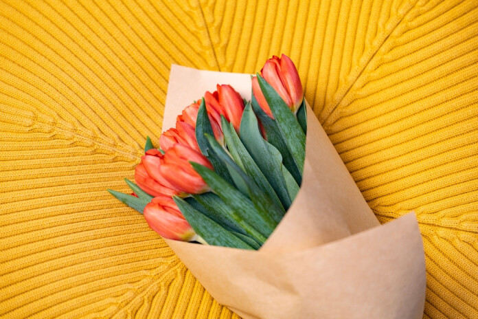 8. martā ziedi joprojām ir ļoti iecienīti un to pieprasījuma kulmināciju veikalos jūtam tieši svētku rītā.