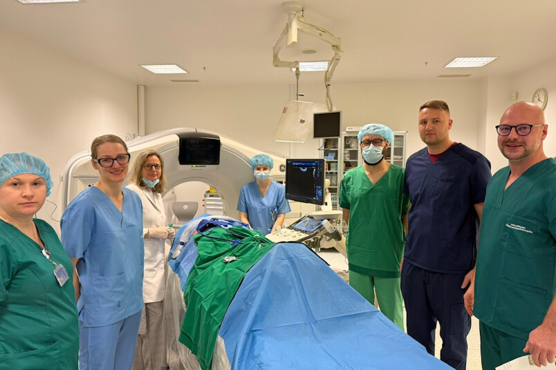 Stradiņa slimnīcas un starptautiskā speciālistu komanda pēc nieres audzēja krioablācijas procedūras veikšanas. No kreisās: Dr. Inga Naļivaiko, prof. Maija Radziņa, viesoperators Donatas Jocius (Lietuva), uzņēmuma “Ambercell” pārstāvis un Dr. Andris Veiss.