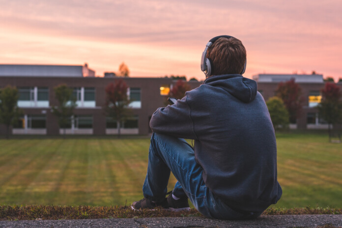 Aptauja: katrs astotais jaunietis Latvijā atzīst, ka viņam nav draugu